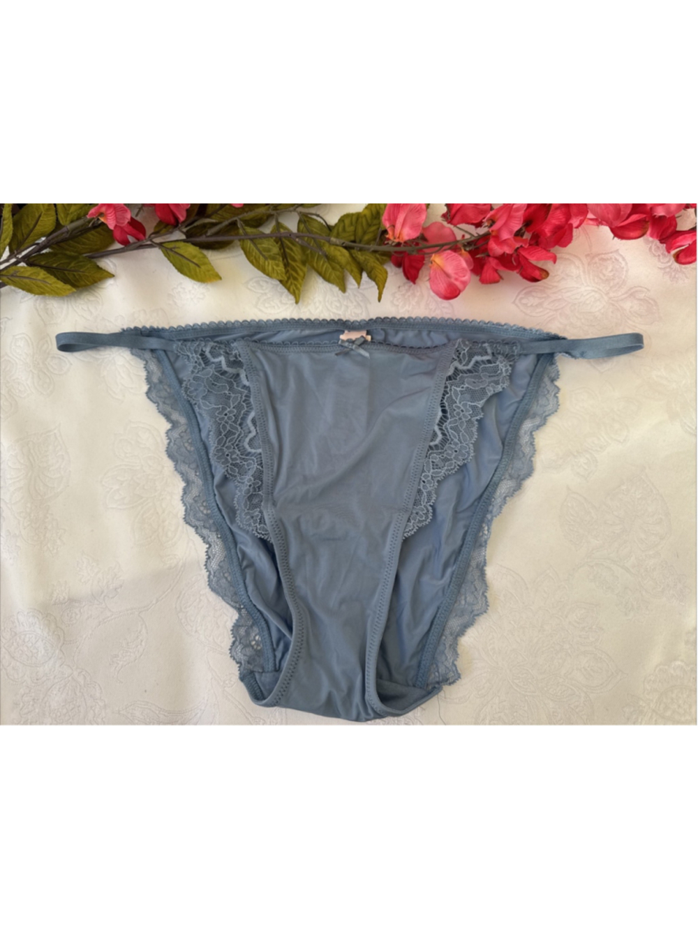 VICTORIA'S SECRET XL SOFT BLUE SILKY LACE TRIM STRING BIKINI PANTIES BOW NWT